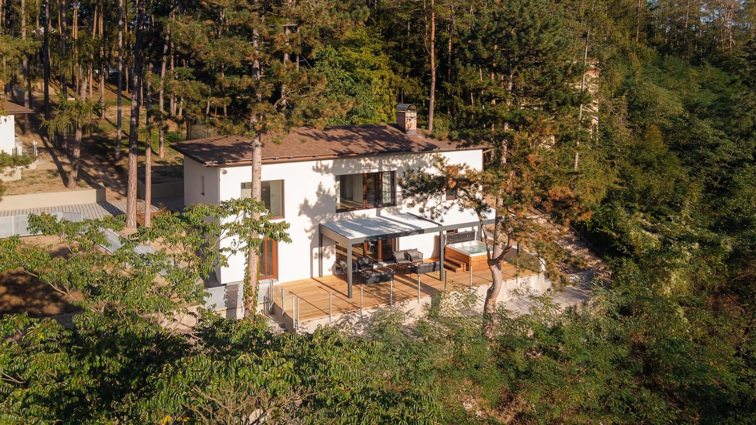 Pohled z dronu na velkou vilu residence Vila Hradištko