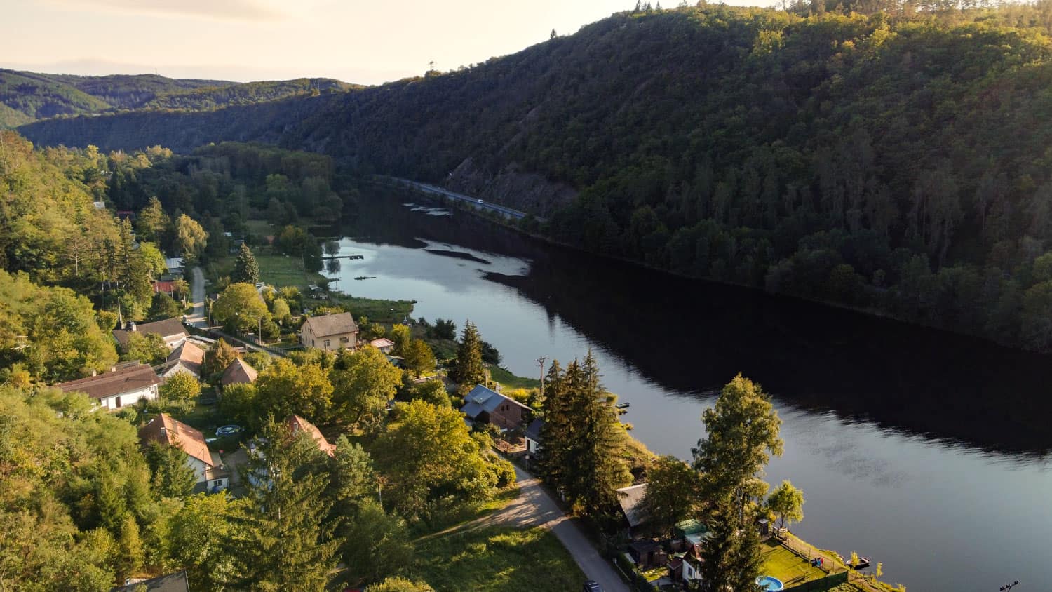 Panoramatický výhled na řeku Vltava z Vily Hradištko