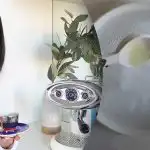 A lány megmutatta, hogyan lehet eltávolítani a karcolásokat a tányérokon: