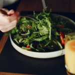 Egy kelkáposztasaláta, amely tisztít, frissít és energiát ad egy-kelkaposztasalata-amely-tisztit-frissit-es-energiat-ad.webp.webp