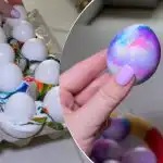 Hogyan készítsünk "márvány" húsvéti tojásokat: egy flyhack, amely meghódította a