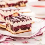 Lenyűgöző túrótorta cseresznyével: minden ünnepség kedvenc desszertje lesz.