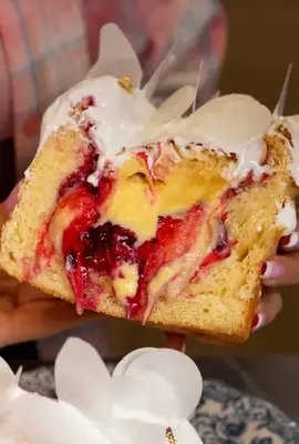 Paska pudinggal és cseresznyével - hogyan készítsünk gyengéd és bolyhos süteményeket