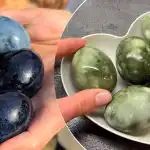 Húsvéti tojások wow-effektussal: hogyan lehet élénk színű festett tojásokat készíteni